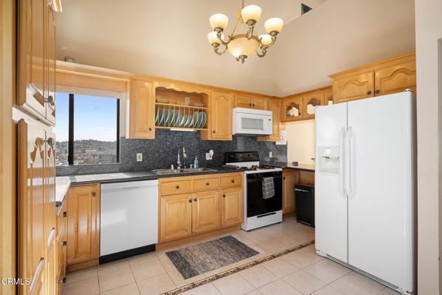 1121 E Wilson Avenue, Glendale CA: https://media.crmls.org/mediaz/b5021b50-8a95-4d34-97ff-db6d4e33c250.jpg