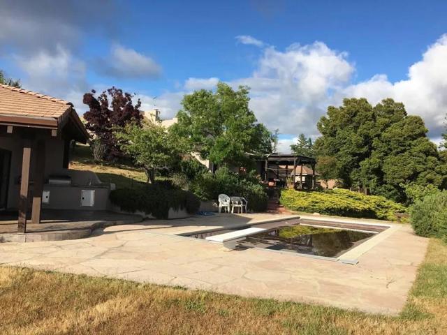 25300 Loma Prieta Avenue, Los Gatos CA: https://media.crmls.org/mediaz/b5023e9e-6ceb-4634-9879-03d22cd93f94.jpg