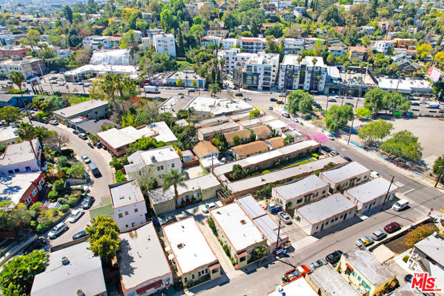 3370 Hamilton Way, Los Angeles CA: https://media.crmls.org/mediaz/b503cb2e-ac1d-4b69-9273-8fbfe9ae33a4.jpg