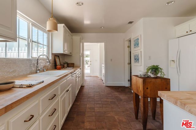5421 Stratford Road, Los Angeles CA: https://media.crmls.org/mediaz/b504113f-0c94-4f83-8ac0-b649b326a0e5.jpg