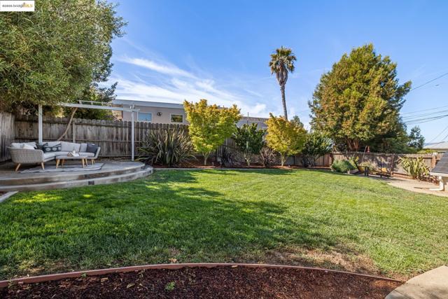4701 Kaphan Ave, Oakland CA: https://media.crmls.org/mediaz/b504c282-efa5-4e36-8d0d-6631b1e44947.jpg