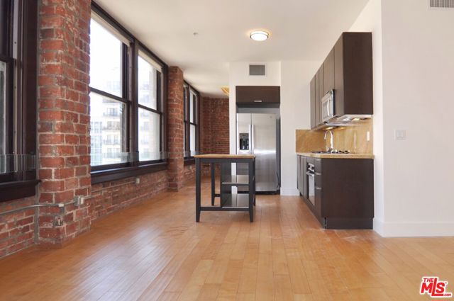 460 S Spring Street, Los Angeles CA: https://media.crmls.org/mediaz/b504f6b0-7070-4164-a37a-0919c4e9a64d.jpg