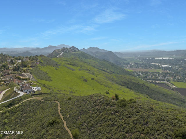 331 Briar Bluff Circle, Thousand Oaks CA: https://media.crmls.org/mediaz/b505a60e-492d-4c81-bc94-31e2a23a14c5.jpg