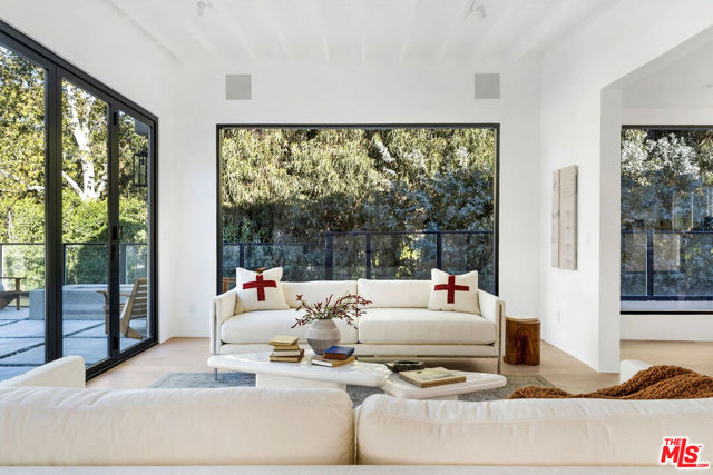2600 Zorada Drive, Los Angeles CA: https://media.crmls.org/mediaz/b505cf24-b373-4f8f-8bf2-d08cbcf5c668.jpg