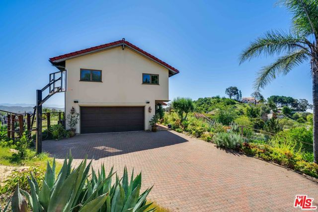2303 Tuna Canyon Road, Topanga CA: https://media.crmls.org/mediaz/b5061140-670b-4e32-a9ba-1f8548f8c907.jpg