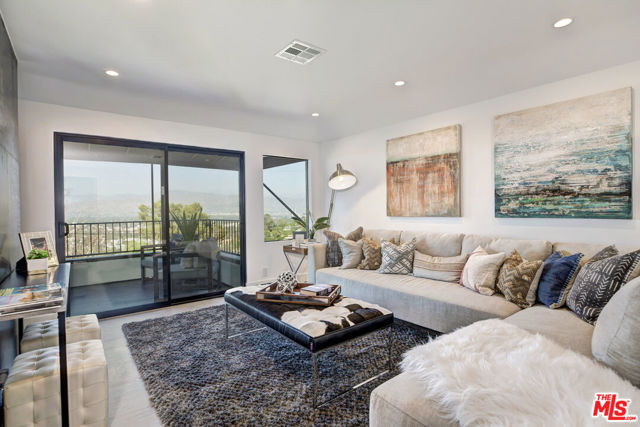 3712 Berry Drive, Studio City CA: https://media.crmls.org/mediaz/b50626ca-e875-4cc5-a4f0-6fdb3e503d34.jpg