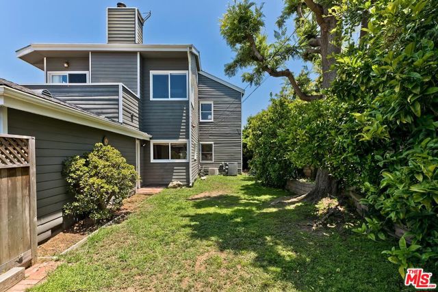 3201 Maplewood Avenue, Los Angeles CA: https://media.crmls.org/mediaz/b506654a-c3a0-41b4-8f9e-a387ddaa99bd.jpg