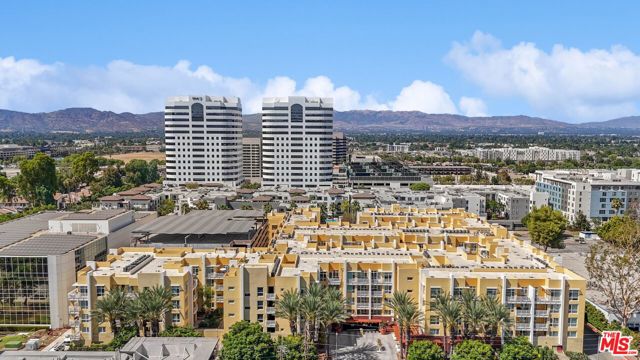 21301 Erwin Street, Woodland Hills, California 91367, 2 Bedrooms Bedrooms, ,2 BathroomsBathrooms,Condominium,For Sale,Erwin,24427491