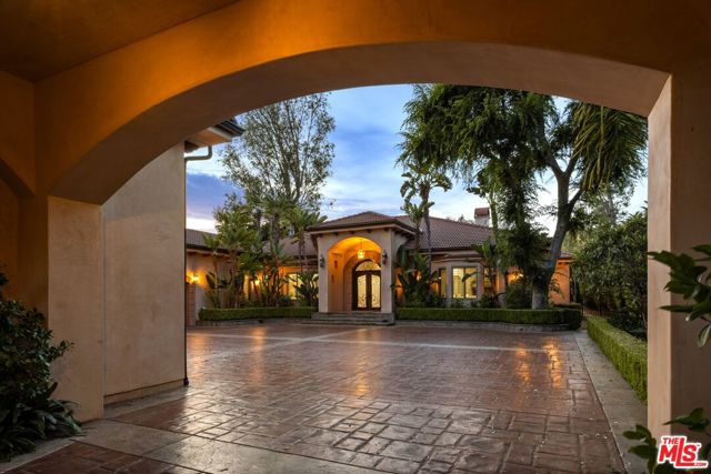 13845 Magnolia Boulevard, Sherman Oaks CA: https://media.crmls.org/mediaz/b50818ce-447e-45e4-8b16-177361f4f6f5.jpg