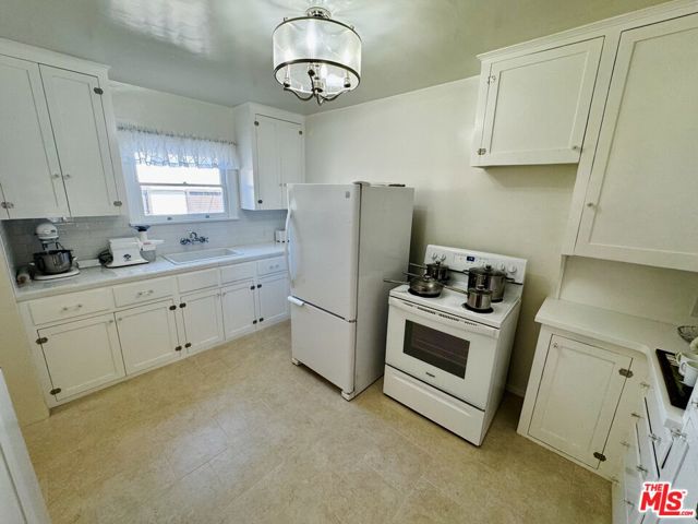 2128 Veteran Avenue, Los Angeles CA: https://media.crmls.org/mediaz/b5081afe-9946-4f9b-9f67-3f95e72c00a3.jpg