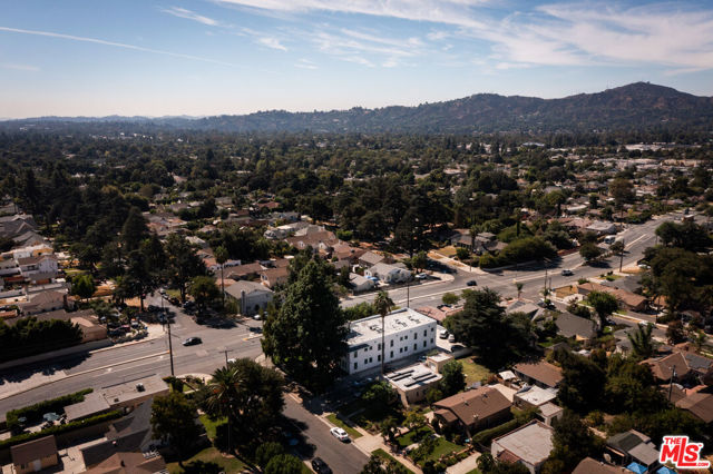2191 El Sereno Avenue, Altadena CA: https://media.crmls.org/mediaz/b50826fe-0932-4ece-af45-de0f902d9e71.jpg