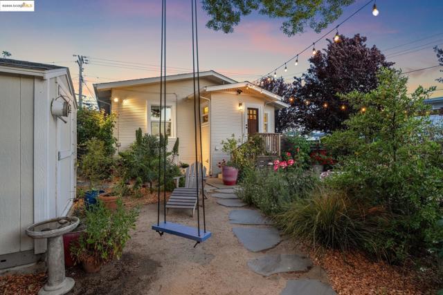 3701 Midvale Ave, Oakland CA: https://media.crmls.org/mediaz/b508435d-6ad6-4691-b9de-77c3a5992a11.jpg