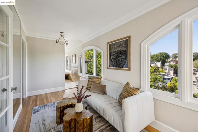 700 Longridge Rd, Oakland CA: https://media.crmls.org/mediaz/b5089f19-5b8c-467c-8ad3-f056a4cf192c.jpg