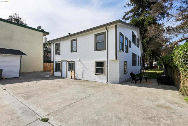 3064 E 15Th St, Oakland CA: https://media.crmls.org/mediaz/b5094390-7c1f-4206-b18b-615359df18a3.jpg