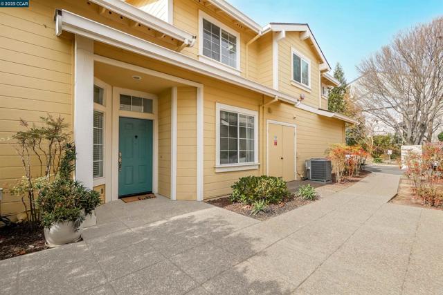 314 Skyline Dr, San Ramon CA: https://media.crmls.org/mediaz/b509f2f8-8023-40db-8b2e-9c6d3019bfd3.jpg