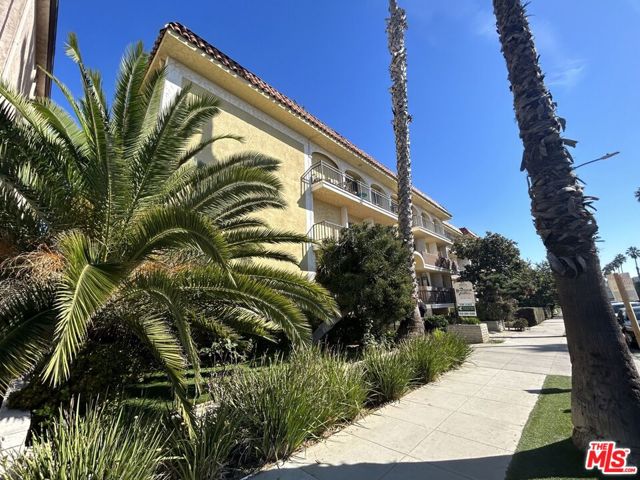 1033 6TH Street, Santa Monica CA: https://media.crmls.org/mediaz/b50a1c4a-4652-4a85-8e01-8ebc94b8ff4b.jpg