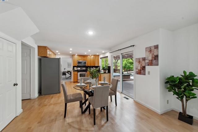 8658 Fenwick Way, Dublin CA: https://media.crmls.org/mediaz/b50a6b03-ca64-4d9d-97e5-ef1576dc203e.jpg