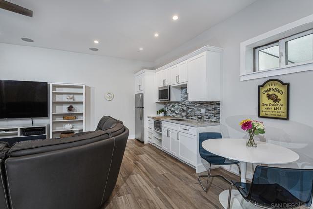 617 9Th St, Coronado CA: https://media.crmls.org/mediaz/b50d81ca-72e0-46b6-b2b7-1270f04d0c93.jpg