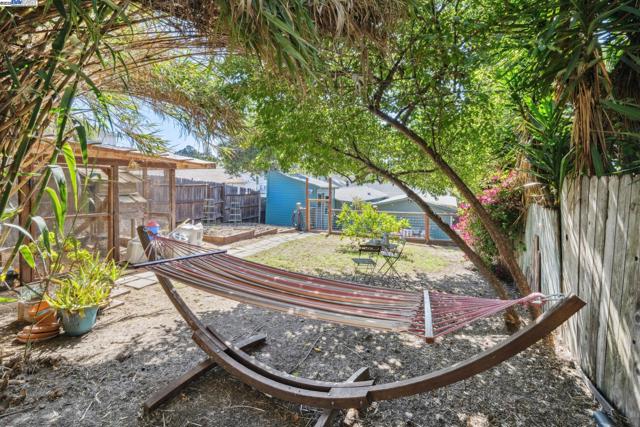 2449 26TH AVENUE, Oakland CA: https://media.crmls.org/mediaz/b50daf1a-47a1-41fd-95f7-f1f1423e4704.jpg
