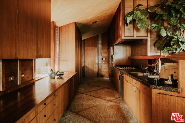 8 Sea Cove Drive, Rancho Palos Verdes CA: https://media.crmls.org/mediaz/b50e2700-ac02-4efd-be8b-d7692e8398e0.jpg