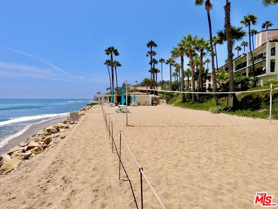 https://media.crmls.org/mediaz/b50e4506-5be7-4056-84ea-eb2ea68999df.jpg?preset=X-Large