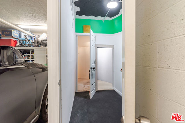 1331 N Sycamore Avenue, Los Angeles CA: https://media.crmls.org/mediaz/b50e638b-de58-4c87-8e3a-f36247e9f1c2.jpg