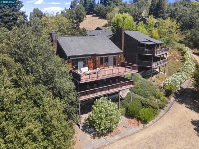 25 Watchwood Ct, Orinda CA: https://media.crmls.org/mediaz/b50f6855-e586-47ae-af55-070ce89016d3.jpg