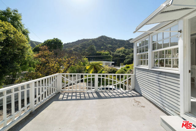 2020 Coldwater Canyon Drive, Beverly Hills CA: https://media.crmls.org/mediaz/b5103157-1069-4ba0-8a27-459dd200259d.jpg