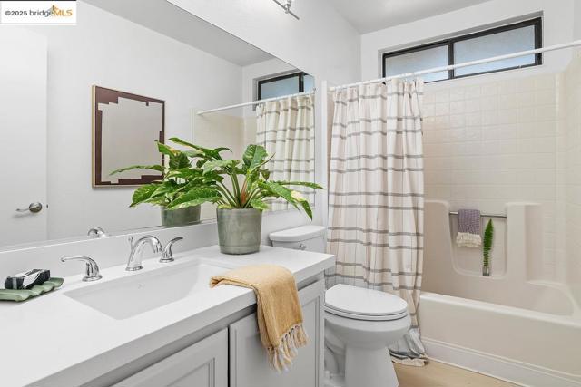 46 Birchwood Dr, Novato CA: https://media.crmls.org/mediaz/b5105145-3b67-448e-b9b7-f9355896bc61.jpg