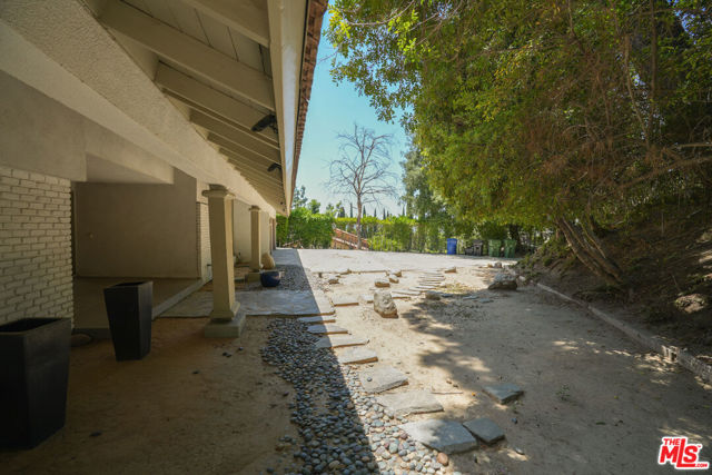 19616 Pine Valley Avenue, Porter Ranch CA: https://media.crmls.org/mediaz/b510bf27-6a29-43a6-ae29-9b96e1fc2a48.jpg