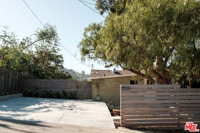 19777 Grand View Drive, Topanga CA: https://media.crmls.org/mediaz/b51118a3-9a80-4c00-96b5-292edd73c7ac.jpg