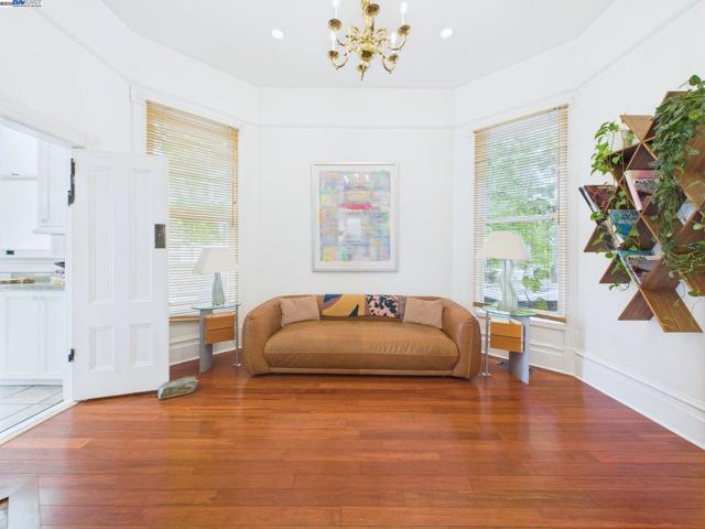 1709 Myrtle St, Oakland CA: https://media.crmls.org/mediaz/b511234c-3086-4dbb-9c36-6a8ee05749d5.jpg