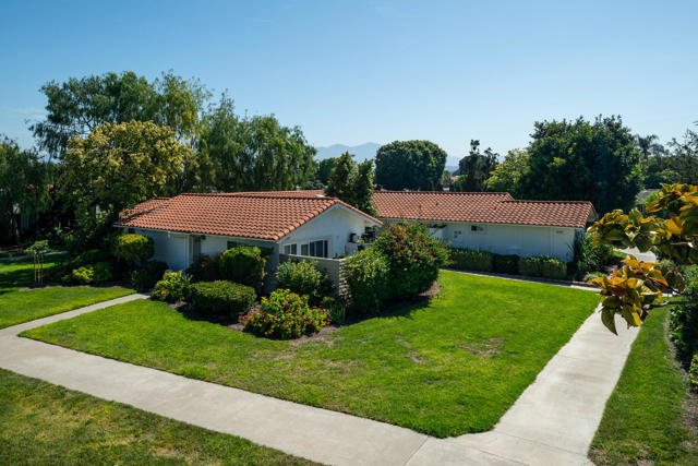 2196 Via Mariposa E, Laguna Woods CA: https://media.crmls.org/mediaz/b511ac51-adf6-4983-940a-08b5db3f720d.jpg