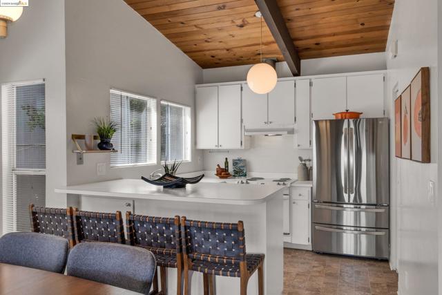 2001 Manzanita Dr, Oakland CA: https://media.crmls.org/mediaz/b511b562-eab4-4e4f-b7e4-4b1ac49c990d.jpg