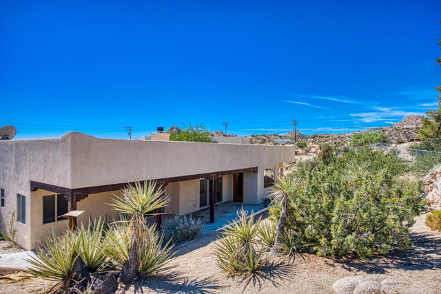 56948 Plaza Del Amigo, Yucca Valley CA: https://media.crmls.org/mediaz/b5124bab-ab7d-435e-938b-c156143e973d.jpg