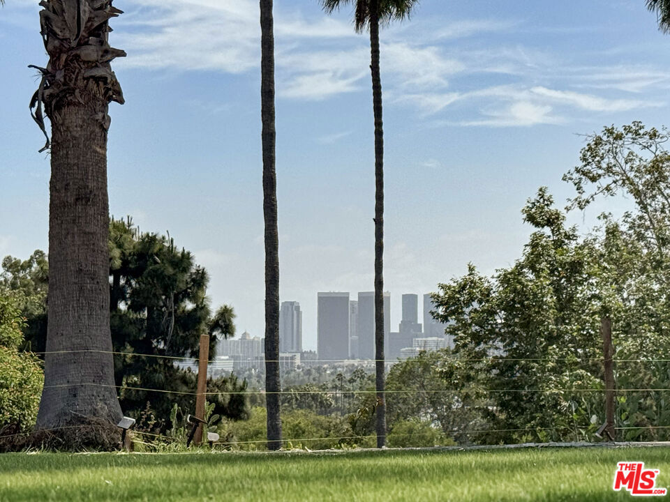 https://media.crmls.org/mediaz/b5125ec0-6bbe-4d9c-89bc-692be850eb9d.jpg?preset=X-Large