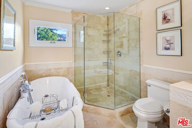 3819 Vista Linda Drive, Encino CA: https://media.crmls.org/mediaz/b512abc9-1798-4298-822e-628074cc3378.jpg