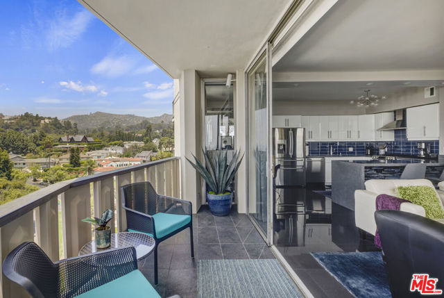 4455 Los Feliz Boulevard, Los Angeles CA: https://media.crmls.org/mediaz/b5130b53-1d0d-4458-a4a6-42ab09842c8c.jpg