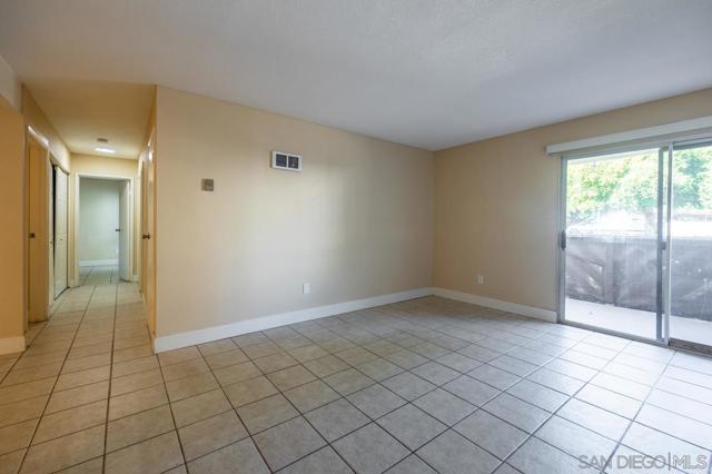 2566 WHITE OAK PLACE, Escondido CA: https://media.crmls.org/mediaz/b5138735-0561-4721-9295-41ca596e4135.jpg