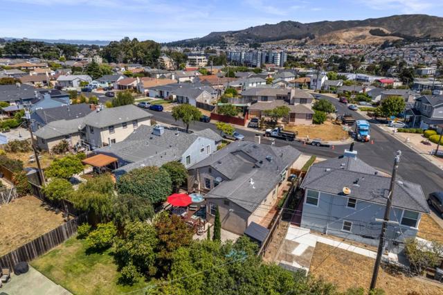 141 Knoll Circle, South San Francisco CA: https://media.crmls.org/mediaz/b514f987-826e-4028-b593-8ced2264ff63.jpg
