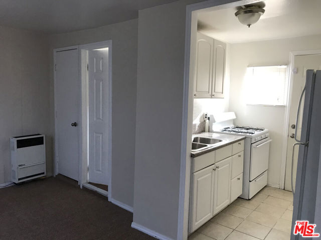 1060 E 6th Street, Long Beach CA: https://media.crmls.org/mediaz/b5157e1f-c800-4e8b-984f-608e69c98d3c.jpg