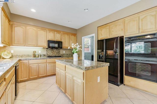 5391 Fernbank Dr, Concord CA: https://media.crmls.org/mediaz/b515a8c5-fe52-40db-b058-db2de6ac53f0.jpg