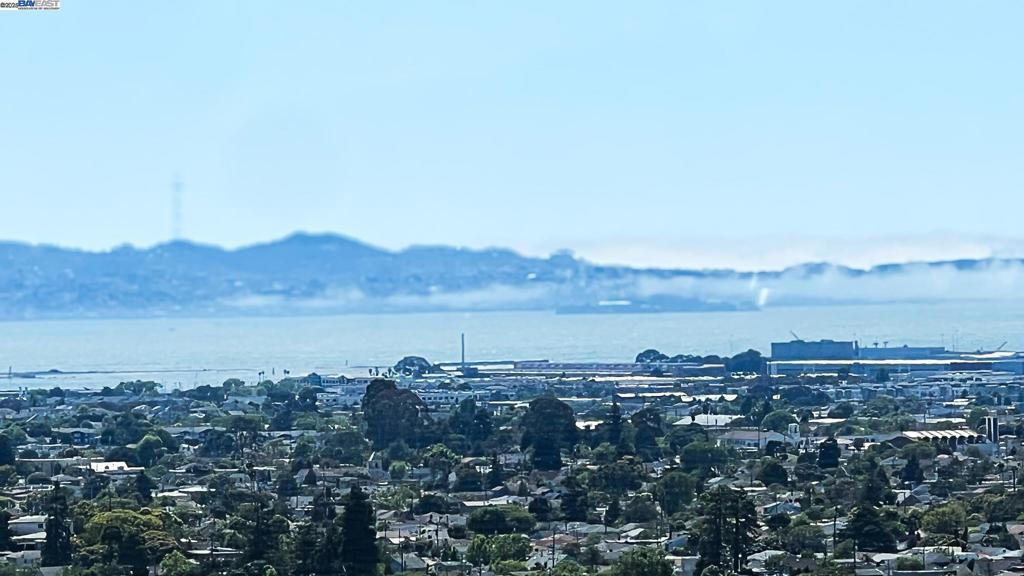https://media.crmls.org/mediaz/b5182383-dbac-482e-a6b0-e536aa8fe64b.jpg?preset=X-Large