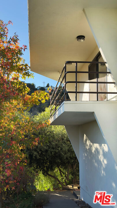 26533 Ocean View Drive, Malibu CA: https://media.crmls.org/mediaz/b51904d1-4f88-468b-a1aa-aec087442c04.jpg