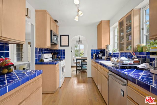 1118 S Crescent Heights Boulevard, Los Angeles CA: https://media.crmls.org/mediaz/b5194858-f558-4e48-8a86-6dbe43926bf2.jpg