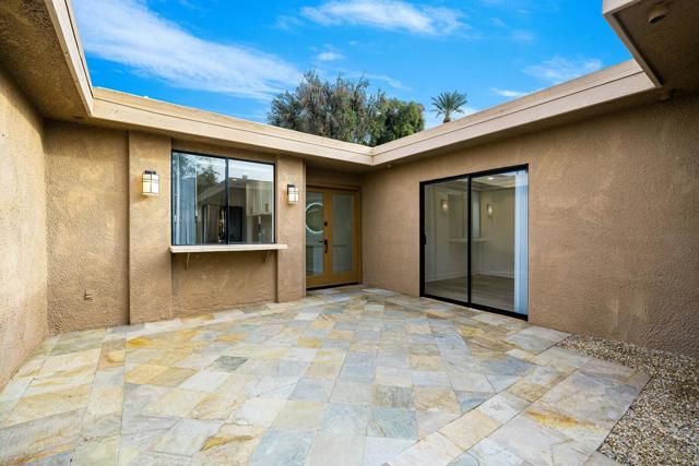 75 Sunrise Drive, Rancho Mirage CA: https://media.crmls.org/mediaz/b519c291-70fc-4682-a128-8d0d76e98d15.jpg