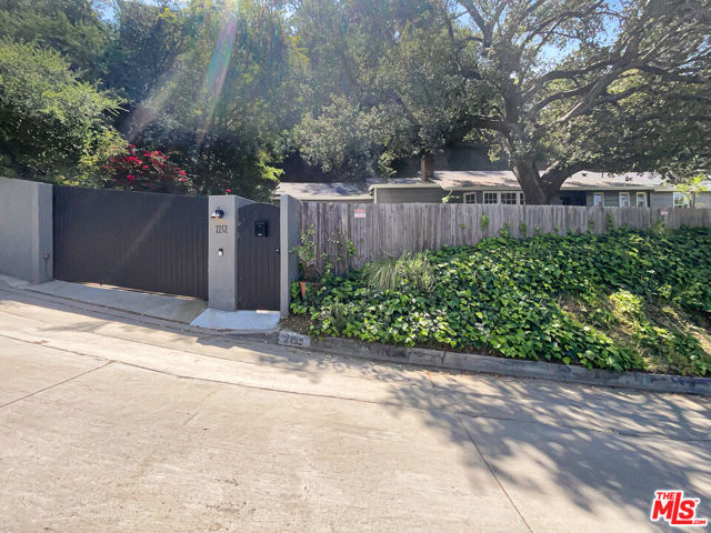 2252 Verde Oak Drive, Los Angeles CA: https://media.crmls.org/mediaz/b519c74b-27c6-4166-9916-eb4b830f4923.jpg
