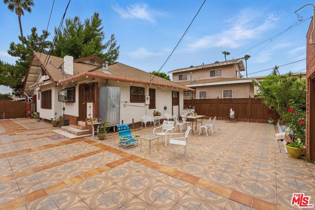 128 N St Andrews Place, Los Angeles CA: https://media.crmls.org/mediaz/b51ab02a-5b2b-4fd8-a5e0-10d343d7db89.jpg