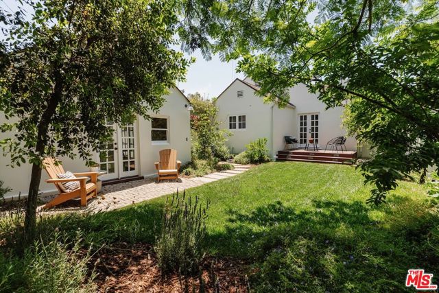 226 N Arden Boulevard, Los Angeles CA: https://media.crmls.org/mediaz/b51c1a97-08e8-4dca-a2b0-68dabe0af7cd.jpg