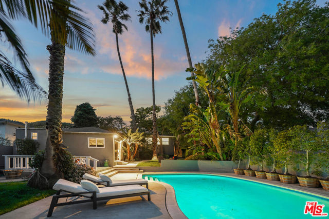 2212 Navy Street, Santa Monica CA: https://media.crmls.org/mediaz/b51c2df4-1b61-4153-8634-2789e33cb3b8.jpg